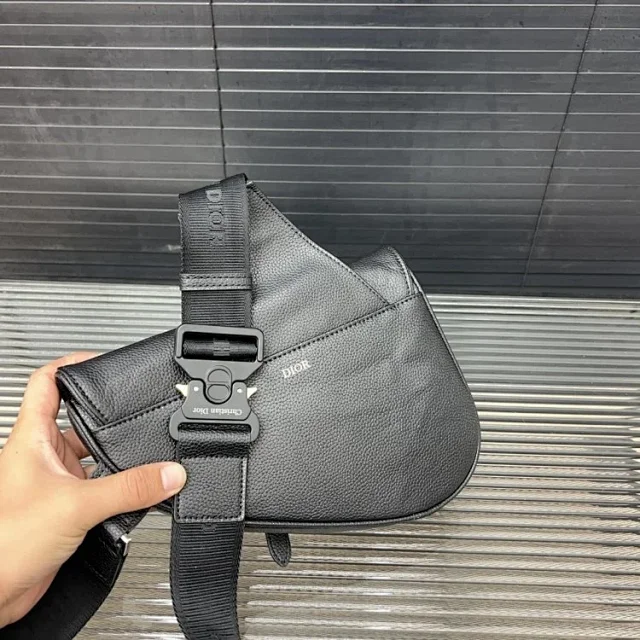 Louis Vuitton Crossbody Bags Monogram zip bag with adjustable wide strap product detail image 50