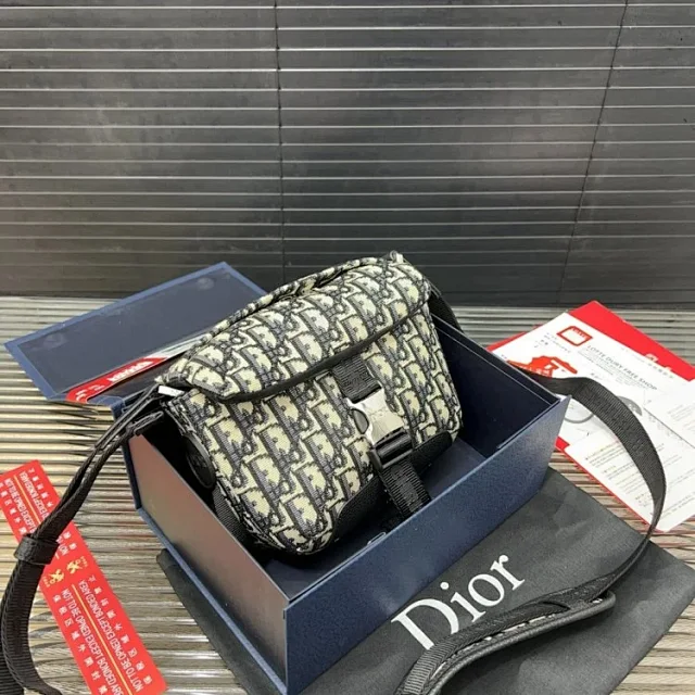 Louis Vuitton Crossbody Bags Monogram zip bag with adjustable wide strap product detail image 52