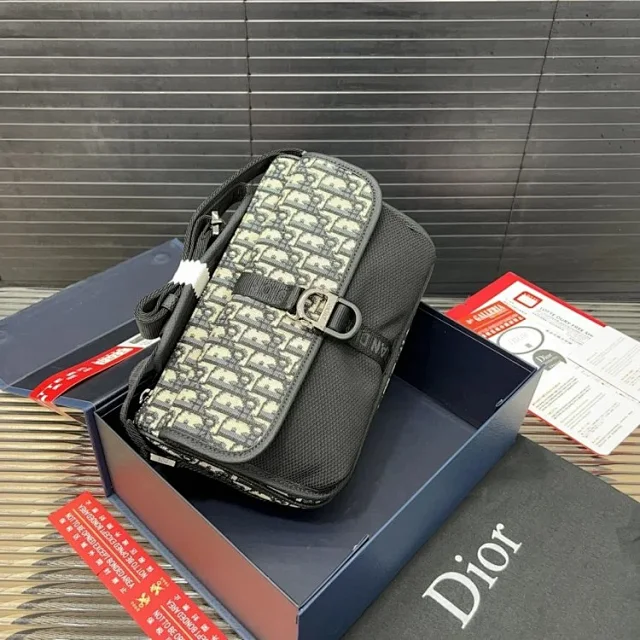 Louis Vuitton Crossbody Bags Monogram zip bag with adjustable wide strap product detail image 39