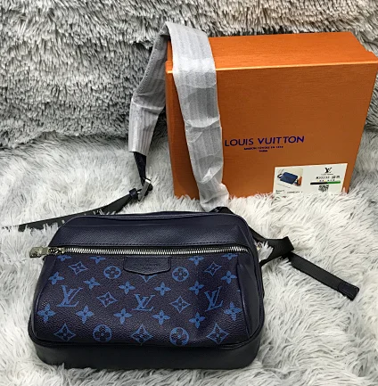 Louis Vuitton Crossbody Bags Monogram zip bag with adjustable wide strap product detail image 11