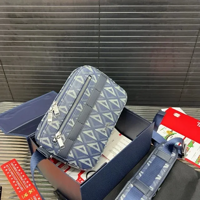 Louis Vuitton Crossbody Bags Monogram zip bag with adjustable wide strap product detail image 22