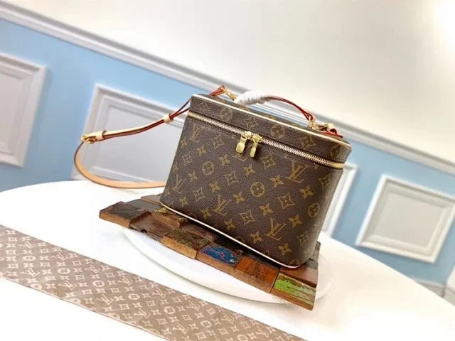 Louis Vuitton Crossbody Bags Monogram zip bag with adjustable wide strap product detail image 65