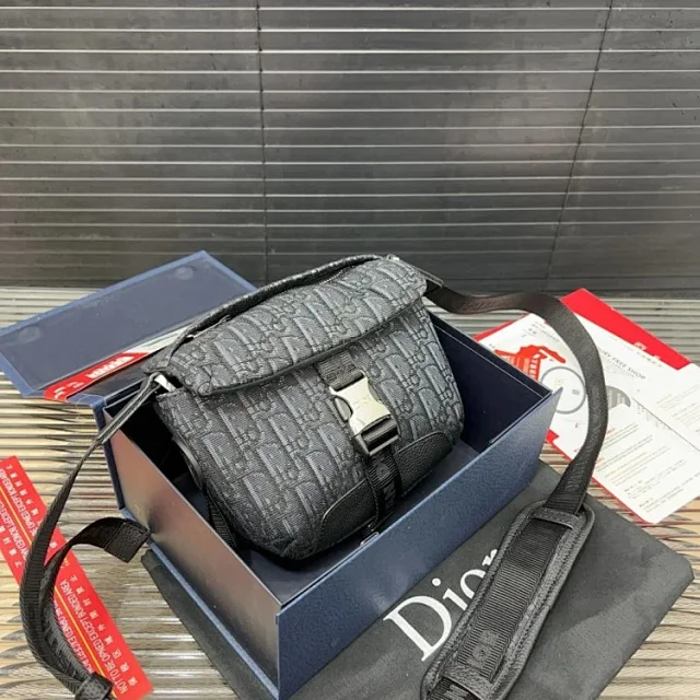 Louis Vuitton Crossbody Bags Monogram zip bag with adjustable wide strap product detail image 35
