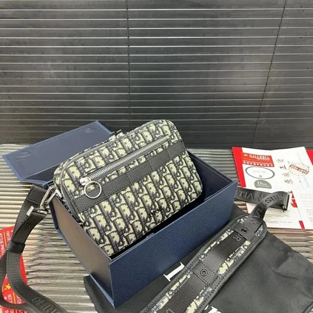 Louis Vuitton Crossbody Bags Monogram zip bag with adjustable wide strap product detail image 13