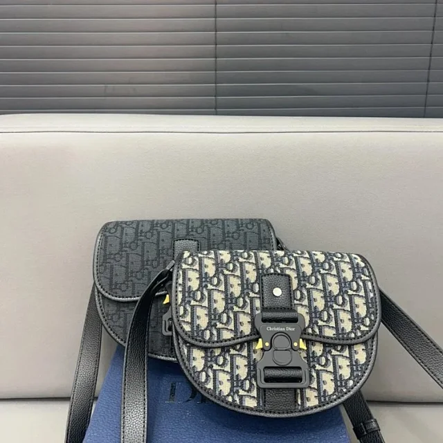 Louis Vuitton Crossbody Bags Monogram zip bag with adjustable wide strap product detail image 28