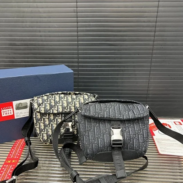 Louis Vuitton Crossbody Bags Monogram zip bag with adjustable wide strap product detail image 37