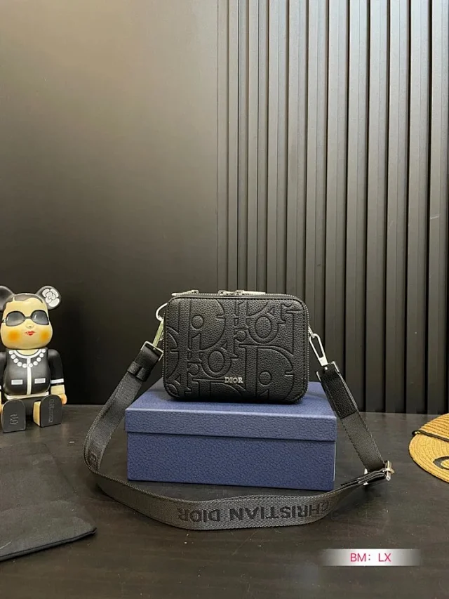 Louis Vuitton Crossbody Bags Monogram zip bag with adjustable wide strap product detail image 47