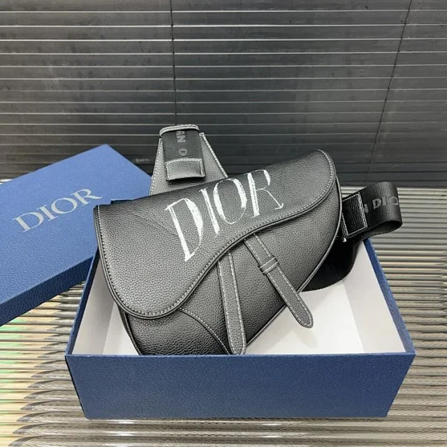 Louis Vuitton Crossbody Bags Monogram zip bag with adjustable wide strap product detail image 38