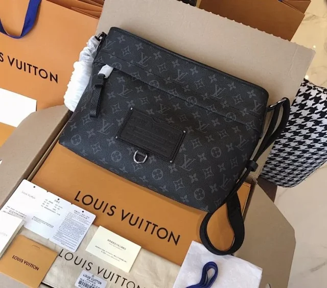 Louis Vuitton Crossbody Bags Monogram zip bag with adjustable wide strap product detail image 66