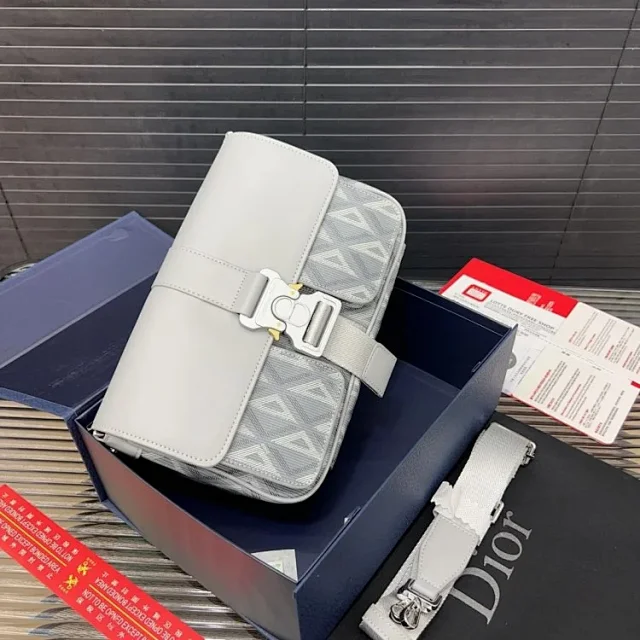 Louis Vuitton Crossbody Bags Monogram zip bag with adjustable wide strap product detail image 23