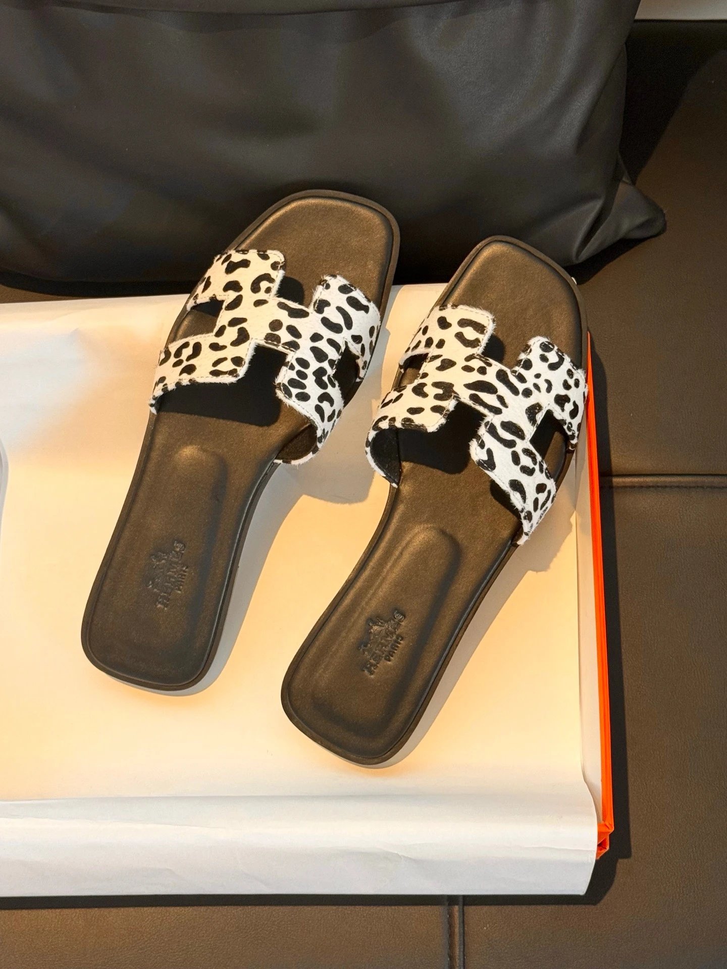Sheepskin leopard print white