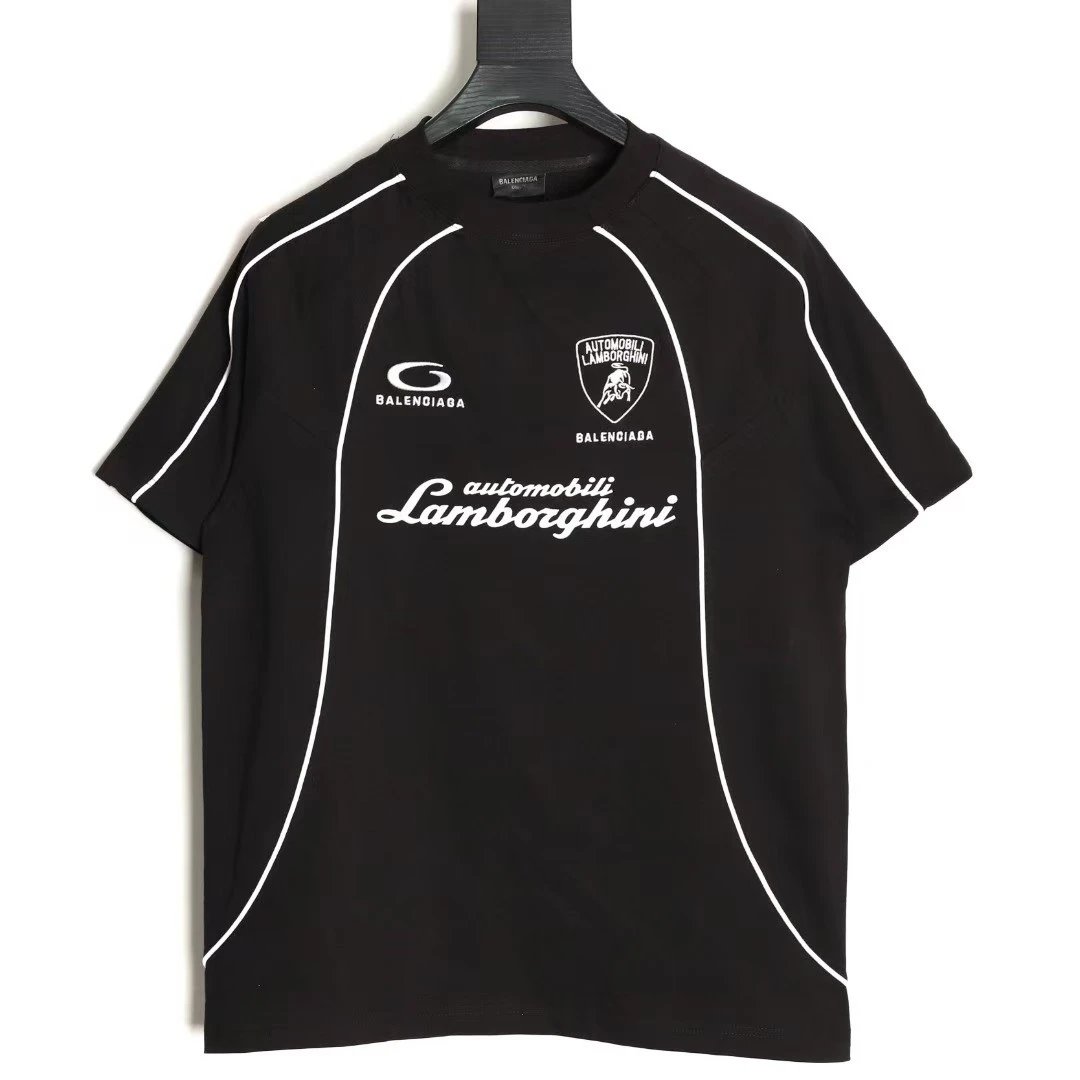 Camisa de manga curta da coleção em parceria com a Lamborghini