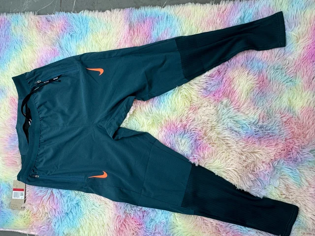 Nike Trousers AeroSwift tapered running with zip pockets product detail image 8