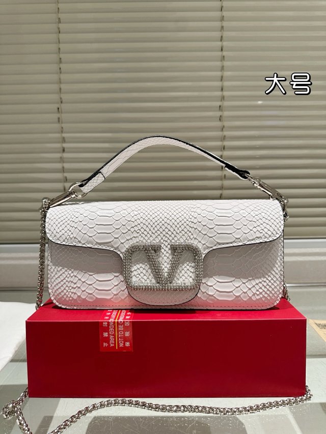 Valentino Handbag: seller detail photo 1