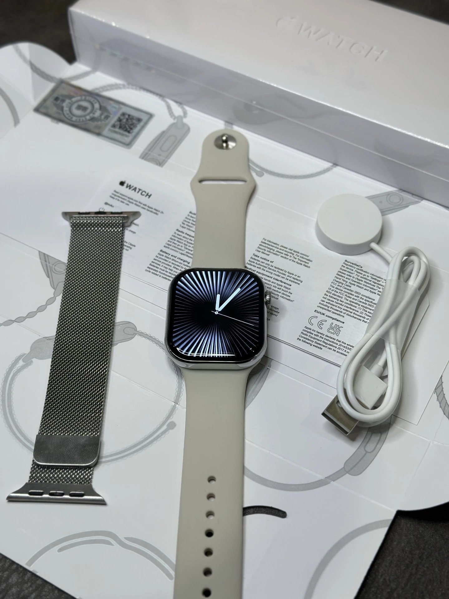 13-AppleWatch10 Bright Silver