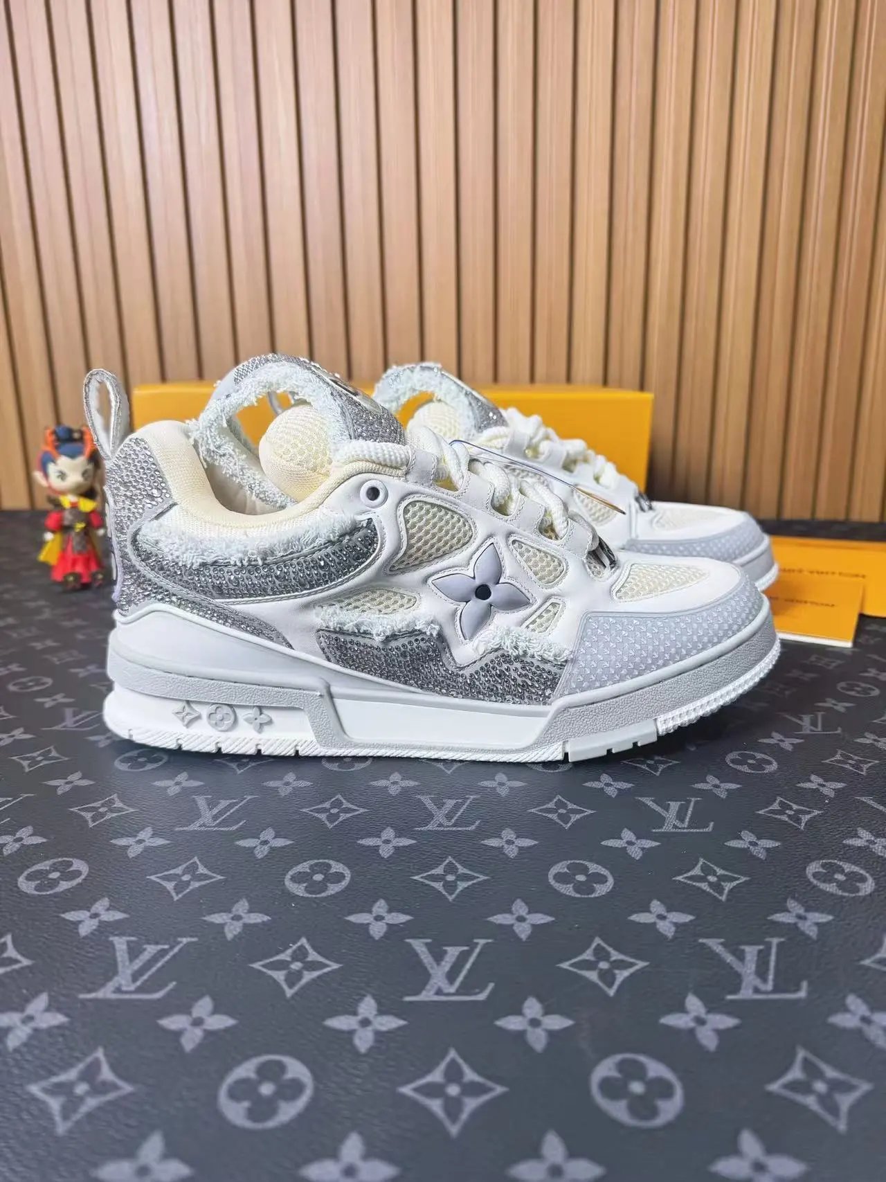 Grey-White Diamond Sparkle Shimmer