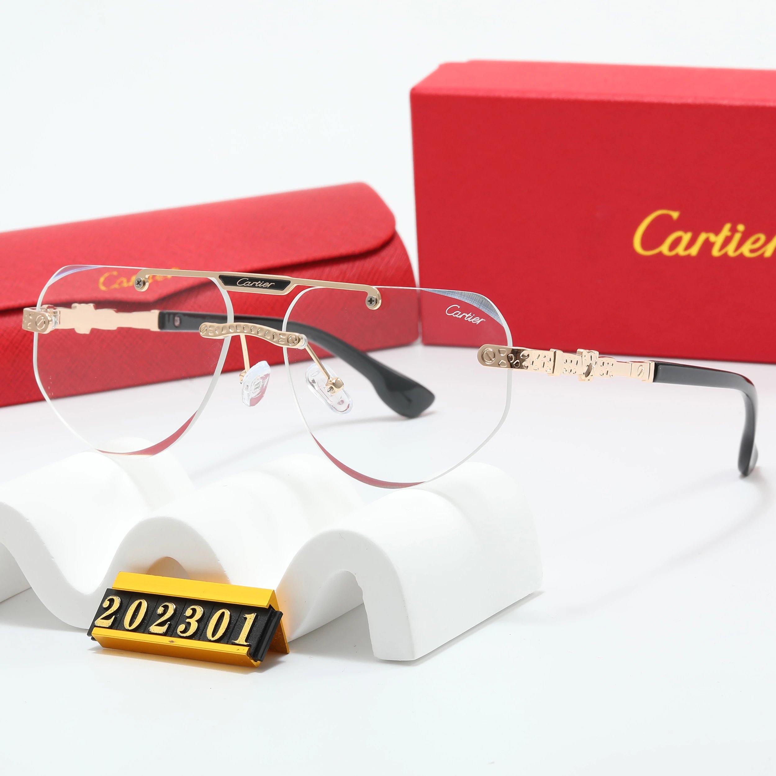 Cartier Eyewear Oversized square sunglasses with panther motif — 27