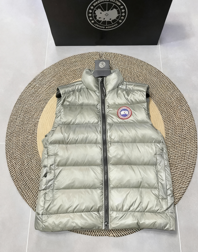 Canada Goose Multiple down jacket and vest styles — 36 Hybridge