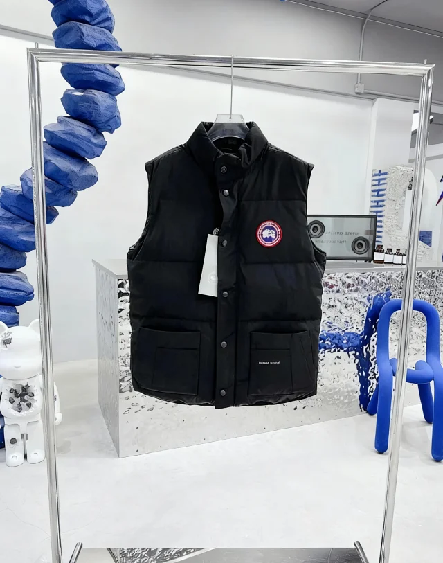 Canada Goose Multiple down jacket and vest styles product detail image 8