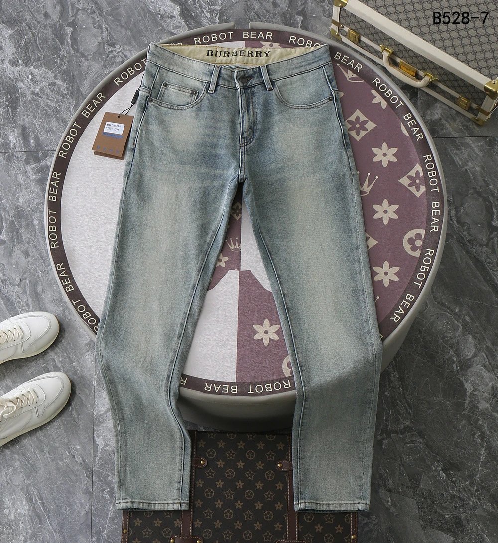 Gucci Light Wash Straight Fit Jeans - 7