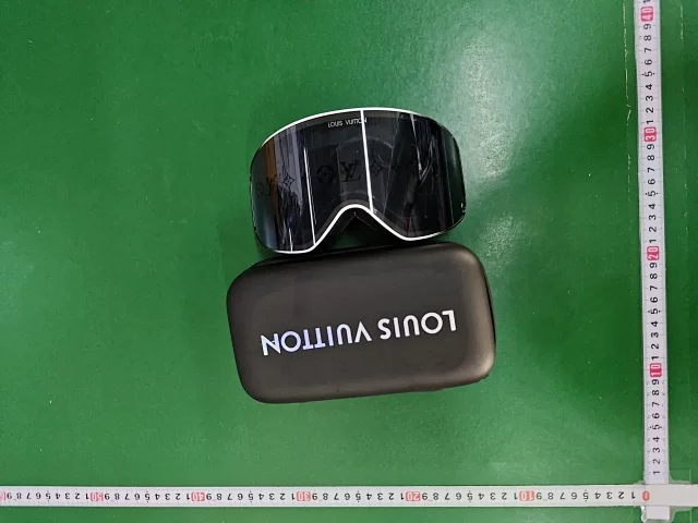 Louis Vuitton Eyewear Oversized shield sunglasses with Monogram lenses product detail image 3