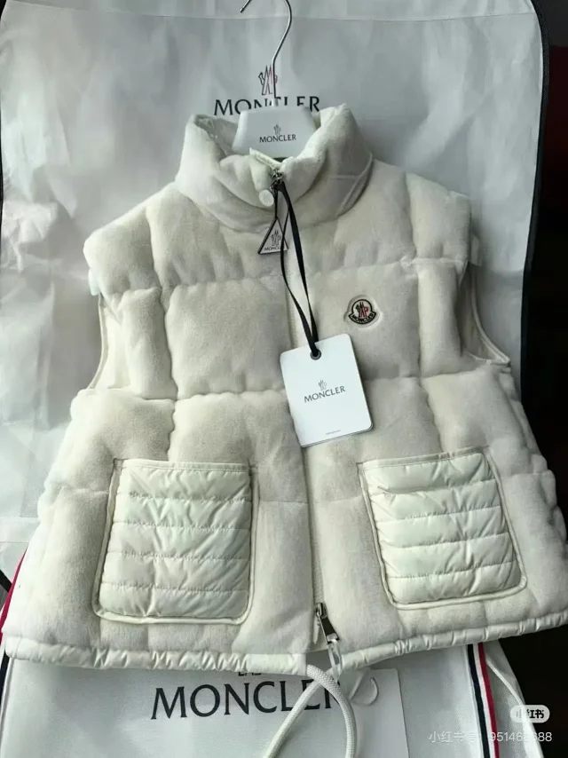 Moncler Down Jackets Quilted jacket with knit sleeves product detail image 16