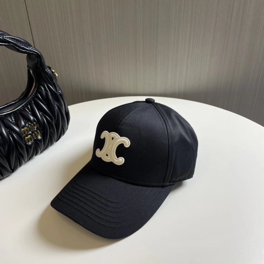 Minimalist letter star's latest baseball cap in the same style