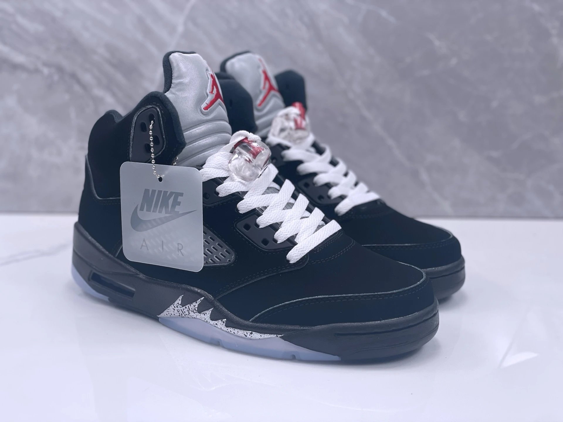 Men's Basketball Shoes Silver-Black, 5th Generation