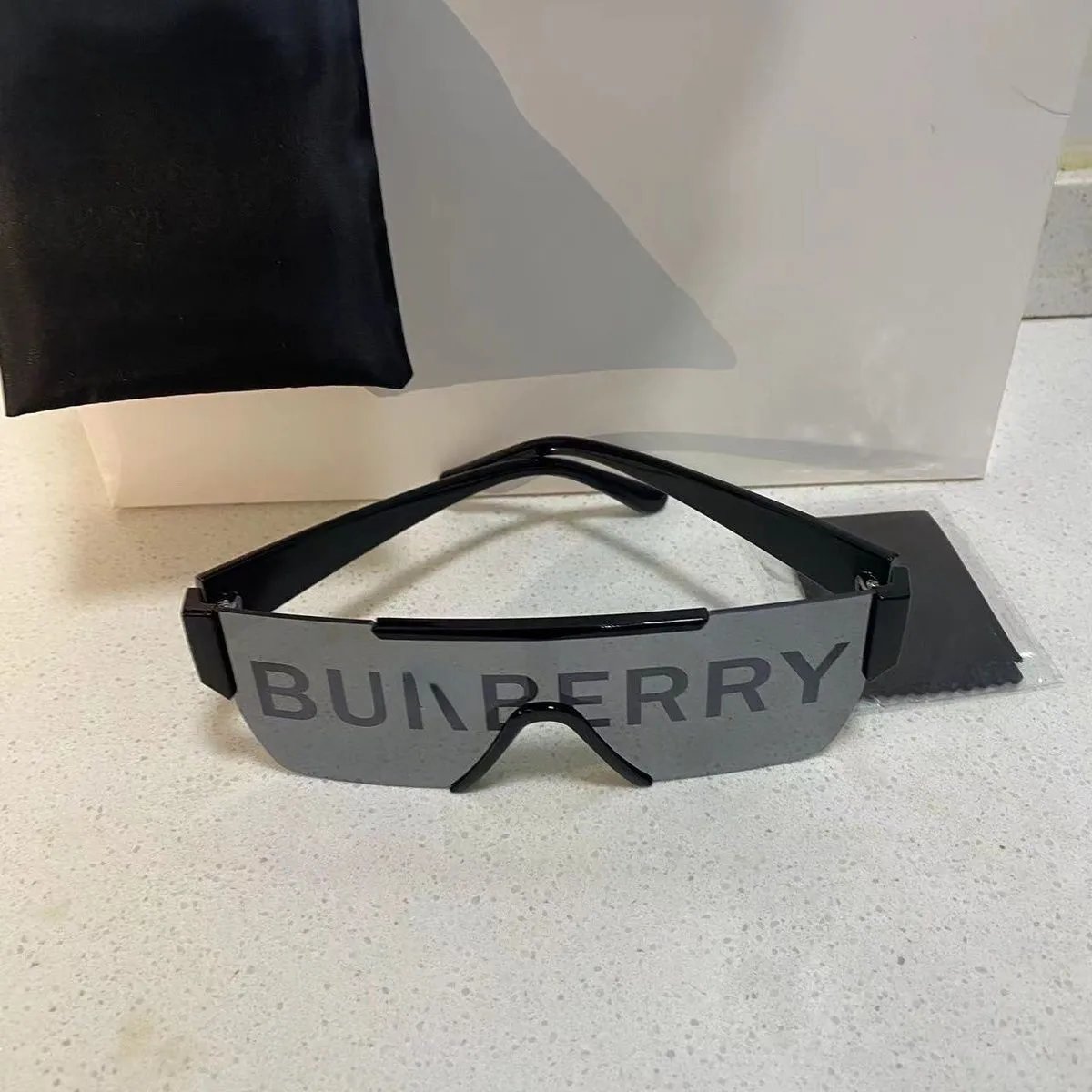 Burberry Shield Sunglasses Bla
