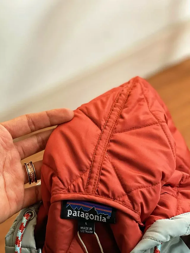 Patagonia Jackets Reversible hooded fleece-lined padded jacket product detail image 9
