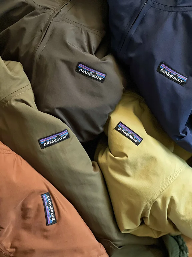 Patagonia Jackets Reversible hooded fleece-lined padded jacket product detail image 13