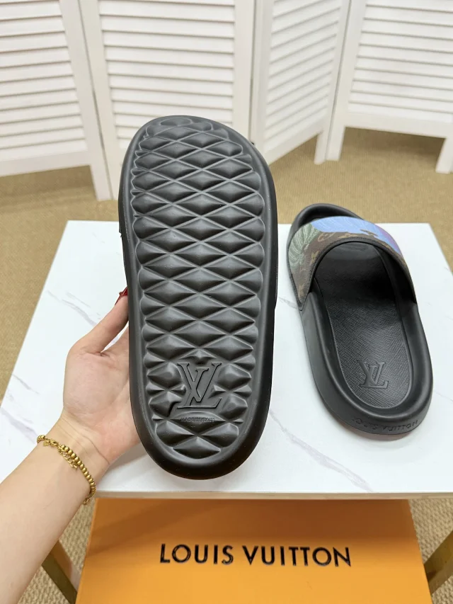 Louis Vuitton Slippers Monogram Slide product detail image 16