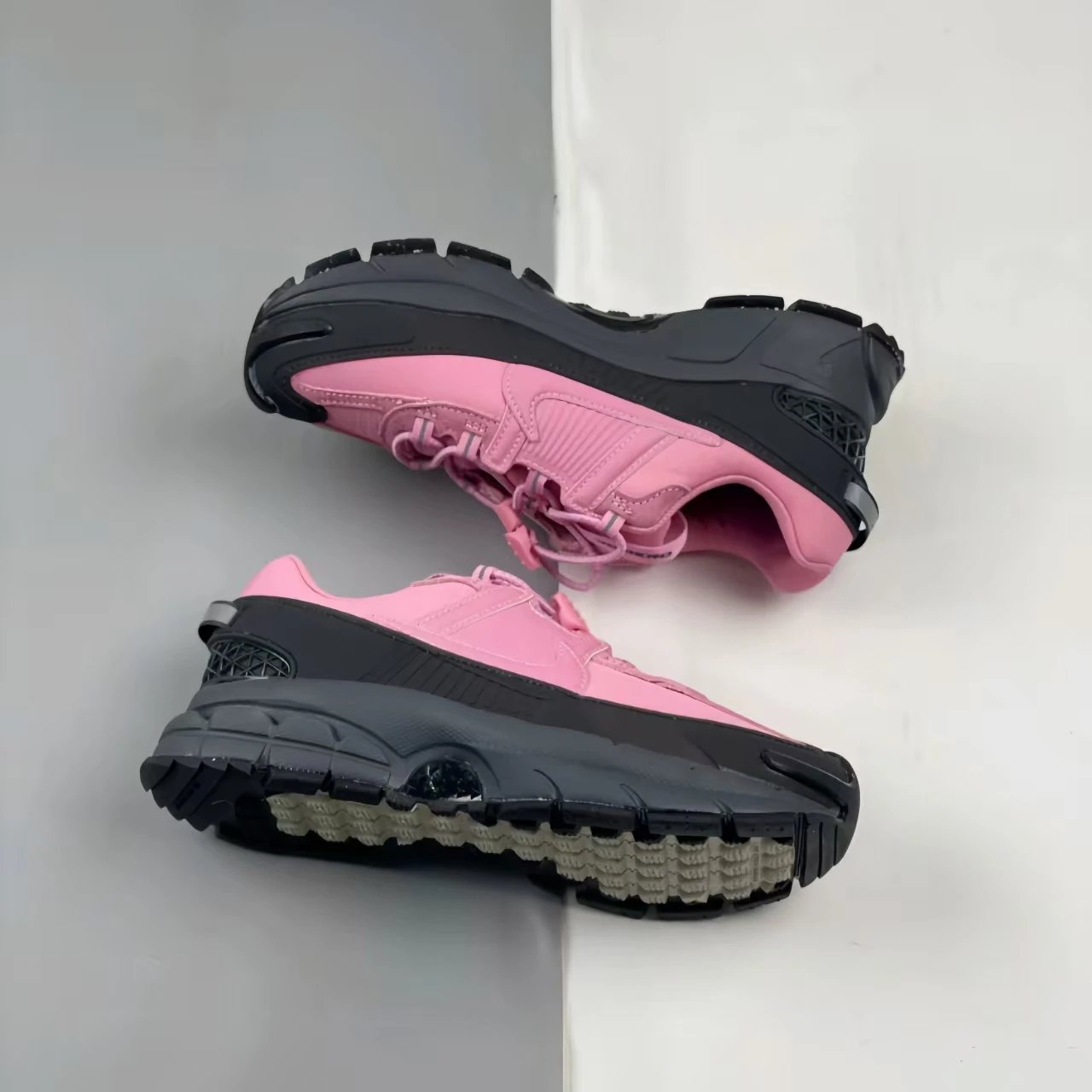Nike Zoom Vomero 5 Roam Pink Black Sneakers product photo 2