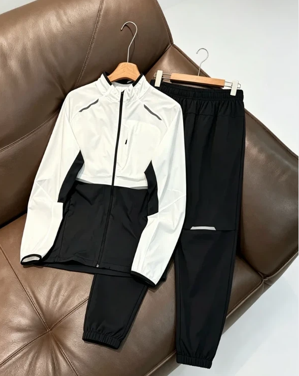 Black and white top+black pants