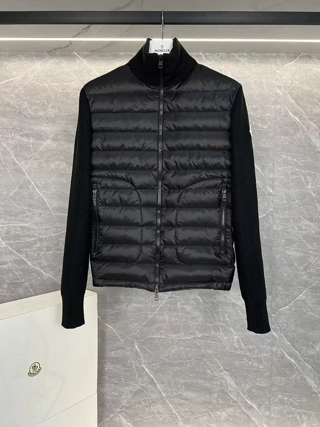 Moncler黑色薄款 option