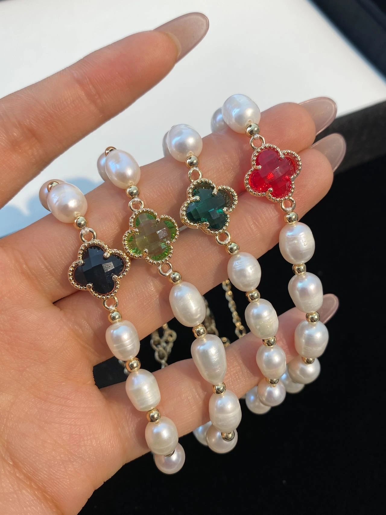 Qingdao jewelry source factory—"White Moonlight" [Four-leaf clover freshwater pearl bracelet] fashionable matching tool