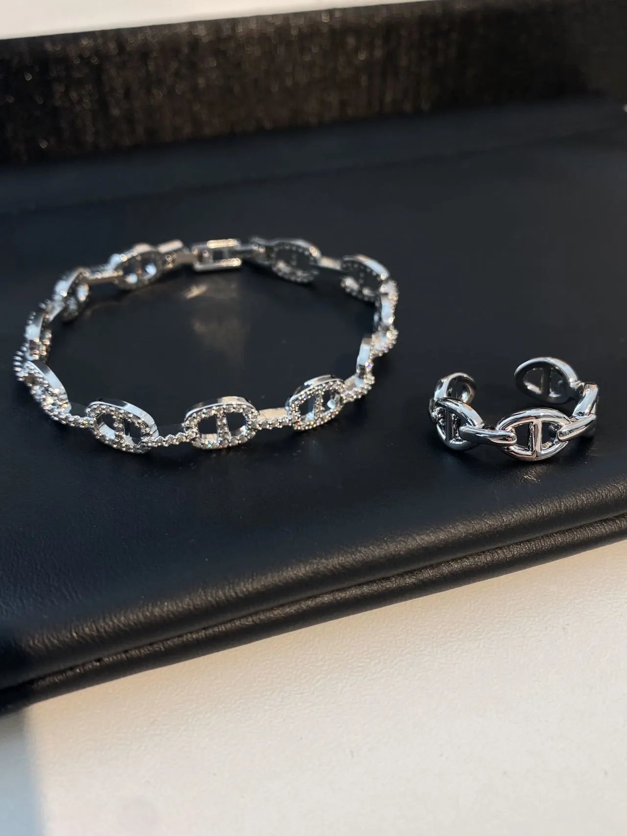 Qingdao Jewelry Factory-Pig Nose Diamond Bracelet & Ring
