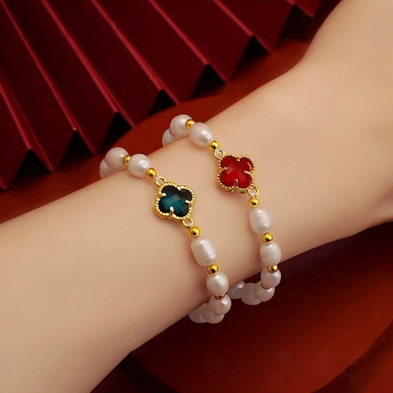 Qingdao jewelry source factory—"White Moonlight" [Four-leaf clover freshwater pearl bracelet] fashionable matching tool