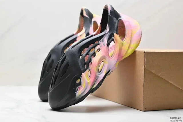 Adidas Slippers Yeezy Slide product detail image 15