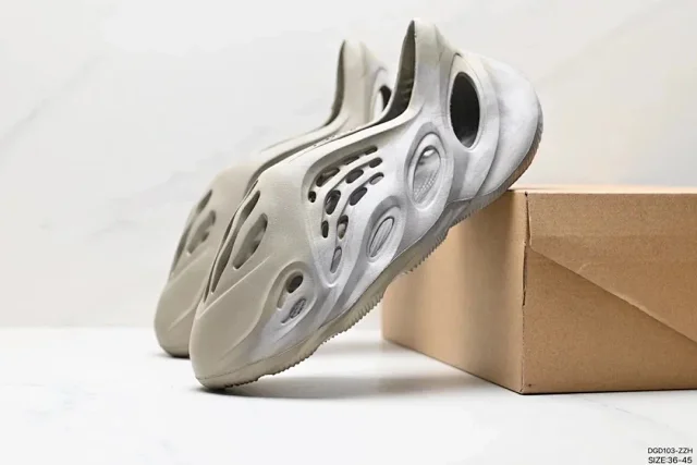 Adidas Slippers Yeezy Slide product detail image 13