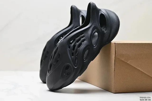 Adidas Slippers Yeezy Slide product detail image 16