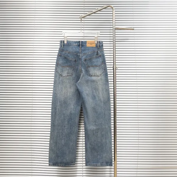 Design Wide-Leg Distressed Gray Jeans - 3