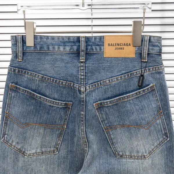 Design Wide-Leg Distressed Gray Jeans - 10