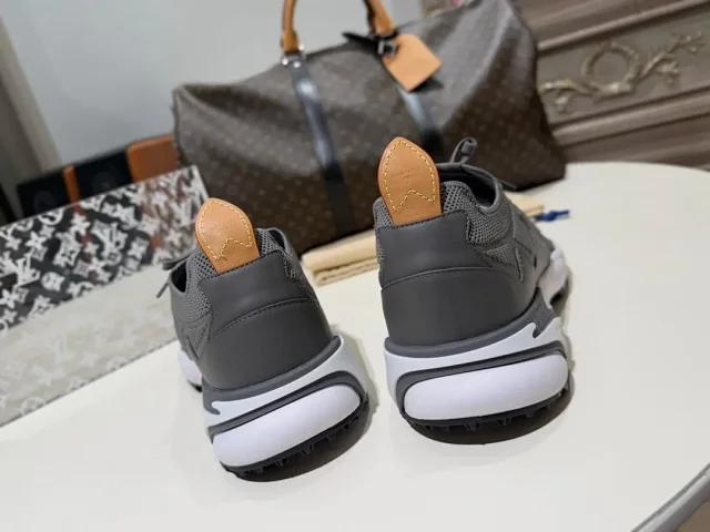 Louis Vuitton Sneakers LV Runner Tatic product detail image 3