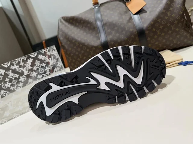 Louis Vuitton Sneakers LV Runner Tatic product detail image 5