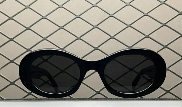 Design Oval Frame Black Sunglasses - 1