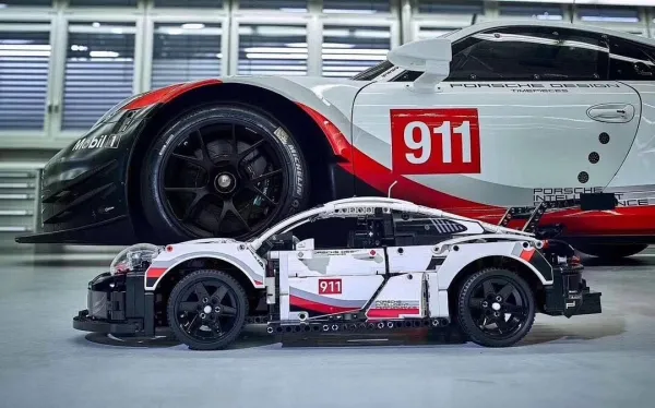 LEGO Technic Porsche 911 GT3 RS White Red Racing Edition Model Car Electronics - 1