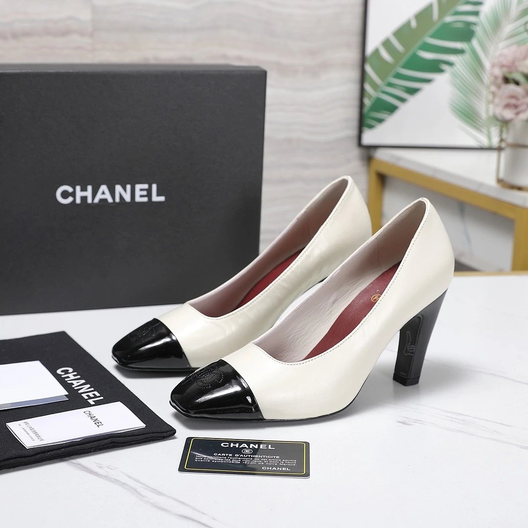 Chanel Pumps Leather Cap-Toe CC Logo