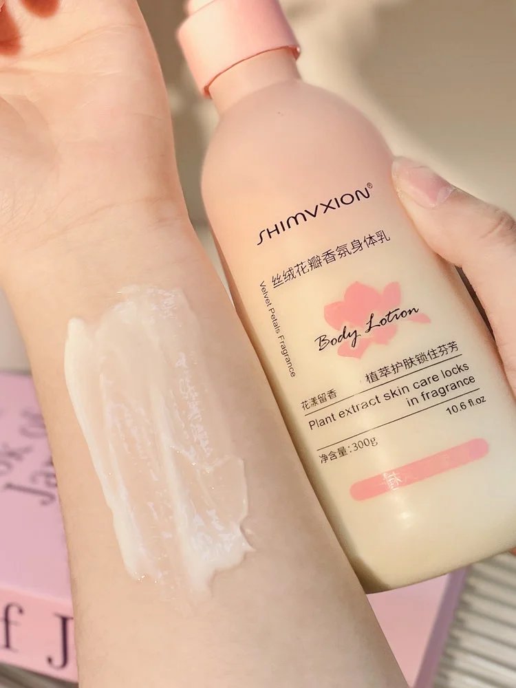 Supermarket out of stock king 💰 thirty-nine point nine 🉐 2 large bottles ❗ Body lotion with Olay added 🔥 The same niacinamide desert dry skin has been nourished and moisturized, making the skin tender and smooth. 【 SHIMVXION_ Velvet Petal Fragrance Body Lotion 】 Softens keratin, soothes dry chicken skin, and relieves back lumps and itching. w030303