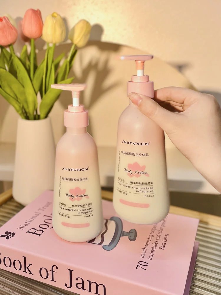 Supermarket out of stock king 💰 thirty-nine point nine 🉐 2 large bottles ❗ Body lotion with Olay added 🔥 The same niacinamide desert dry skin has been nourished and moisturized, making the skin tender and smooth. 【 SHIMVXION_ Velvet Petal Fragrance Body Lotion 】 Softens keratin, soothes dry chicken skin, and relieves back lumps and itching. w030303